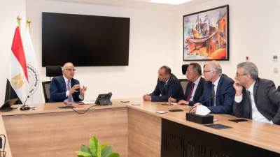 وزير الري  يلتقي نخبه من خبراء الاثار والمتاحف لترميم المقتنيات التاريخية