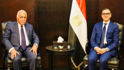 وزير الاستثمار يستعرض تعزيز العلاقات الاقتصادية مع غرف التجارة الأمريكية