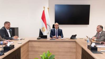 وزير الري يتابع إجراءات تطوير الشركة القابضة للرى والصرف