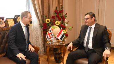 وزير الإسكان يستقبل السفير البريطانى بالقاهرة 