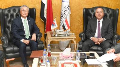 وزير الصناعة والنقل يبحث تعزيز التعاون مع سفير كوريا الجنوبية بالقاهرة