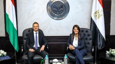 المشاط تعقد جلسة مباحثات مع وزير الخارجية والتجارة المجري