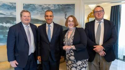 وزير الخارجية والهجرة يلتقي مع المبعوث الأمريكي للقرن الأفريقي