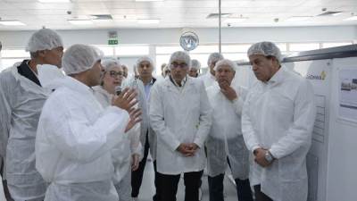 رئيس الوزراء يتفقد مصنع "أسترازينيكا مصر"