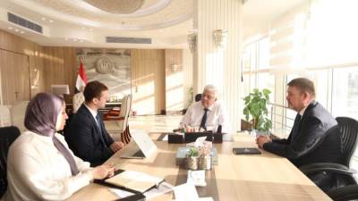 وزير التعليم العالي يستقبل وفدًا من مؤسسة التايمز البريطانية