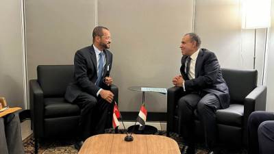 وزير الخارجية والهجرة يجتمع مع وزير خارجية سلطنة عمان