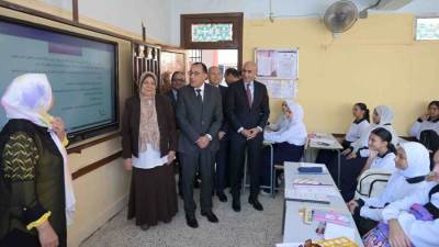 رئيس الوزراء يتفقد عددا من المدارس بمدينة السلام