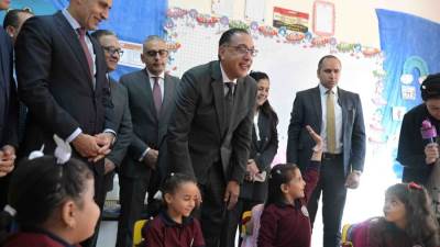 رئيس الوزراء يزور مدرسة السلام الرسمية المتميزة للغات