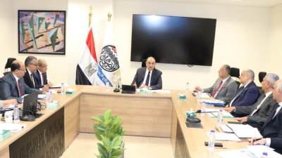 وزير قطاع الأعمال يعقد اجتماعه الدوري برؤساء الشركات القابضة التابعة للوزارة