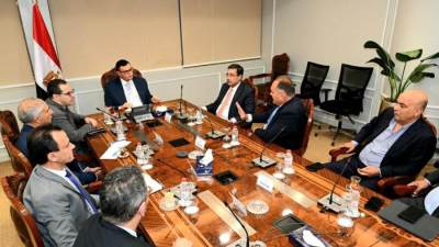 وزير الإسكان يتابع مع مسئولى بنك التعمير تسويق مشروعات المجتمعات العمرانية الجديدة