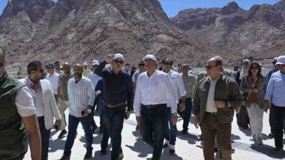 وزير الإسكان يستعرض مكونات مشروع التجلي الأعظم فوق أرض السلام