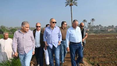 وزير الري تفقد حالة الرى بترعة المنصورية بالجيزة