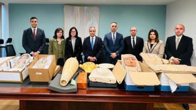 وزير الخارجية يتفقد القطع الأثرية المصرية المستردة في القنصلية العامة في نيويورك