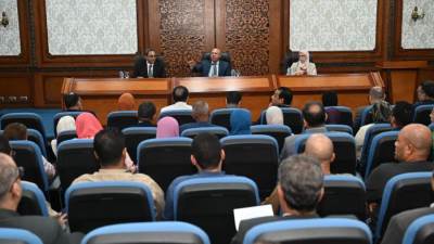 وزير الصناعة والنقل يبحث مع محافظ ومستثمري قنا تحديات المناطق الصناعية