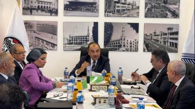 وزير قطاع الأعمال العام يجتمع برؤساء شركات القابضة للتشييد