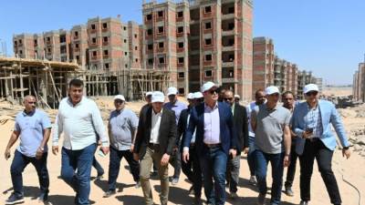 وزير الإسكان يتفقد وحدات مبادرة سكن لكل المصريين بمدينة أسوان الجديدة
