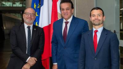 وزير الصحة والسكان يلتقي الرئيس التنفيذي للوكالة الفرنسية