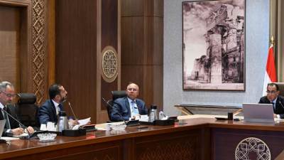 رئيس الوزراء يلتقي مسئولي شركة ستيلانتيس للسيارات