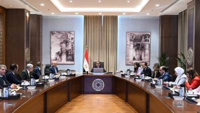 رئيس الوزراء يلتقي مسئولي الشركة المصرية العالمية للسيارات