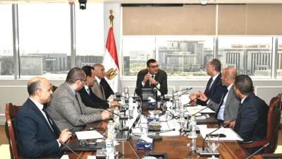 وزير الإسكان يتابع سير العمل بمشروعى منطقة الأعمال المركزية وأبراج الداون تاون
