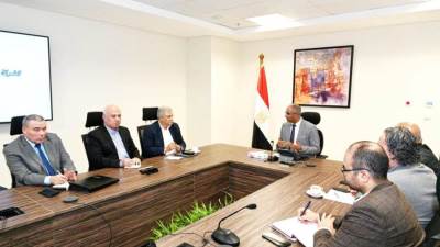 سيد إسماعيل يتابع مع مسئولي الوزارة موقف الخطة الاستراتيجية لتحلية مياه البحر