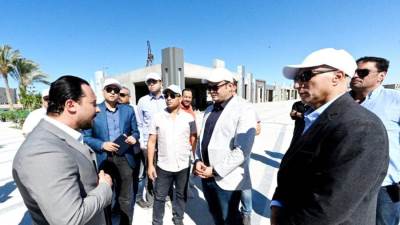 وزير الإسكان يتابع سير العمل بمشروع مارينا 8 على البحيرة