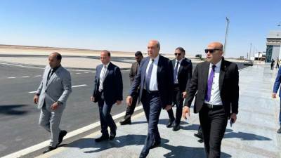 وزير الطيران المدني يقوم بجولة تفقدية لمطار العلمين الدولي