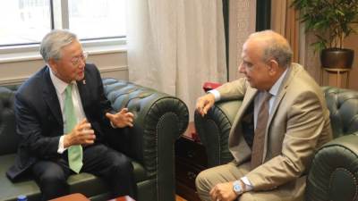 وزير الكهرباء والطاقة المتجددة يستقبل سفير كوريا الجنوبية بالقاهرة