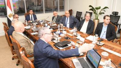 وزير الإسكان يتابع الموقف الحالى لتنفيذ مشروعات الخطة الاستراتيجية لتحلية مياه البحر