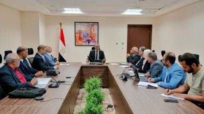 سيد إسماعيل يلتقي بممثلي أحد المصانع المحلية المتخصصة في تصنيع المهمات الكهروميكانيكية