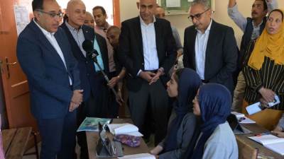 رئيس الوزراء يتابع سير وانتظام العملية التعليمية 