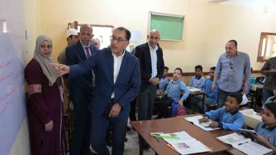 رئيس الوزراء يزور مدرسة وادي الملكات الابتدائية المشتركة بمدينة الأقصر