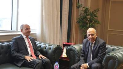 وزير الكهرباء والطاقة المتجددة يستقبل سفير المملكة الأردنية الهاشمية بالقاهرة