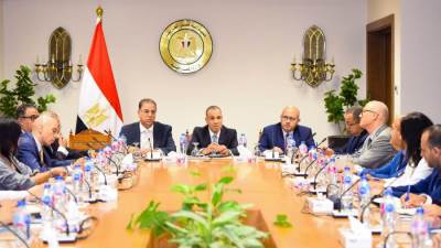 وزير الخارجية والهجرة يعقد اجتماعاً موسعاً مع قطاعي الهجرة والقنصلي