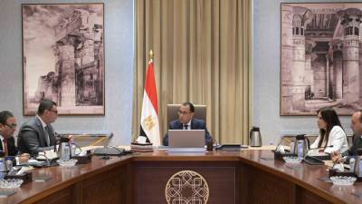 رئيس الوزراء يتابع مع وزير الإسكان عددا من مشروعات الوزارة وملفات العمل