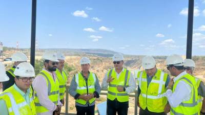 وزير الإسكان يتفقد سير العمل بمشروع سد ومحطة جوليوس نيريرى الكهرومائية