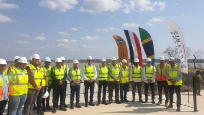 وزير الإسكان يتابع تركيب وتشغيل التوربينات بمشروع سد ومحطة جوليوس نيريري