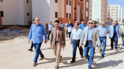 أمين غنيم  يتفقد سير العمل بالمشروعات السكنية بالعبور الجديدة