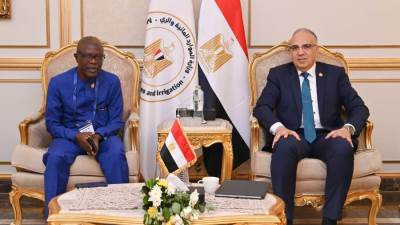 وزير الري يلتقى المدير التنفيذي للجنة الوطنية لمياه الشرب بدولة ليبيريا