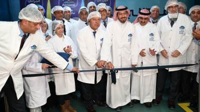 وزير الصناعة والنقل يفتتح عدد 2 خط إنتاج جديد للأجبان بمصنع بيتي