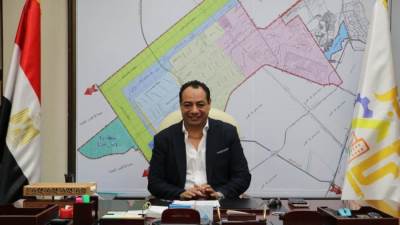 "محمد مصطفى" يعلن الانتهاء من تركيب سلالم كهربائية لكباري المشاه بطريق الواحات