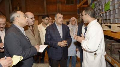 وزير الإنتاج الحربى يتفقد شركة قها للصناعات الكيماوية