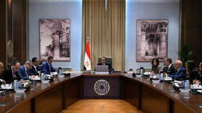 رئيس الوزراء يستكمل مناقشات مشروع القانون المقترح لمناطق المال والأعمال