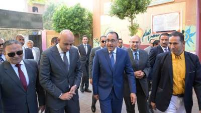 رئيس الوزراء يستكمل جولاته الميدانية بزيارة عدد من المدارس بكرداسة