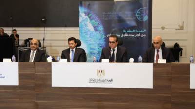 وزير الصحة يترأس مادة مستديرة حول «التنمية البشرية والسكان في مصر»