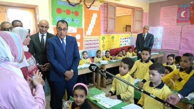 رئيس الوزراء يتابع انتظام سير الدراسة بمدرسة الندى للتعليم الأساسي