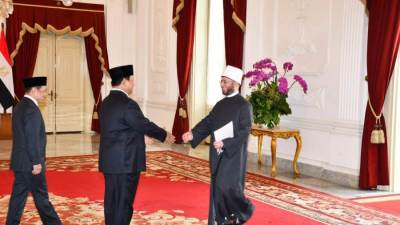 الرئيس الإندونيسي يستقبل وزير الأوقاف ويشيد بالعلاقات بين البلدين