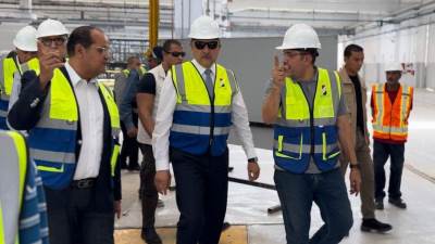 وزير قطاع الأعمال العام يتفقد مشروعات التطوير بشركة النصر للسيارات