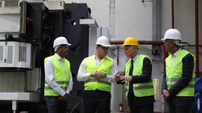 وزير الإسكان يزور مصنع "تربوسان" التركى