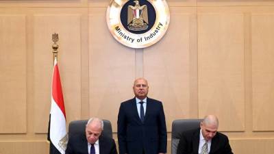 وزير الصناعة يشهد توقيع برتوكول بين الجهاز التنفيذي للمشروعات الصناعية وهيئة تنمية الصعيد